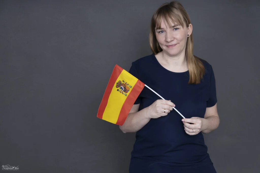 Natalia Dawidowska z flagą Hiszpzanii w rękach